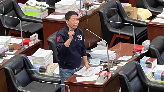 高市议员黄绍庭抓包，10月就开挖，直到11月29日才上网公告监测数值，忧心土壤中致癌物质再酿二度污染。（柯宗纬摄）