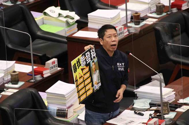 曾为台积电工程师的黄绍庭也喊话，市府应向联发科招手，让高雄成为IC设计软体发展城市。（柯宗纬摄）