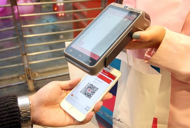 财政部于昨（30日）举办110年度云端发票推广活动颁奖暨成果记者会，宣布云端发票推广活动成果。（新光三越提供）