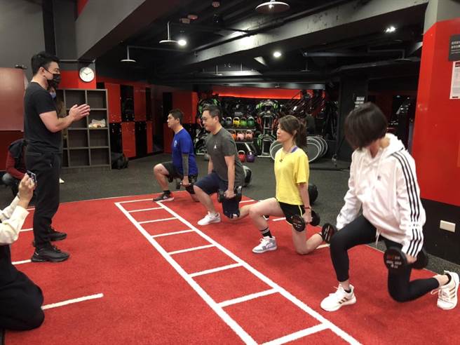 赵怡翔、康家玮、顏若芳、林延凤今天到健身房锻炼体能。（杨亚璇摄）