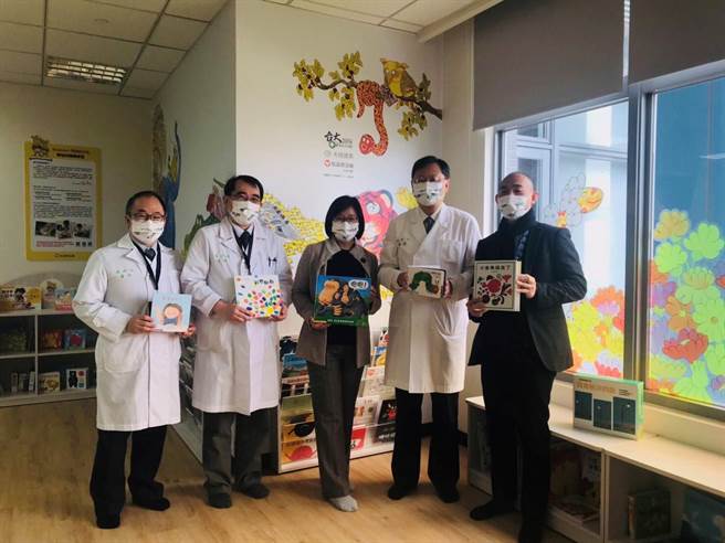 新竹台大分院生医院住院区亲子阅读室，分院长余忠仁（右二）、信谊营运长廖瑞文（中）等共同启动后使用。（信谊基金会提供／林志成台北传真）