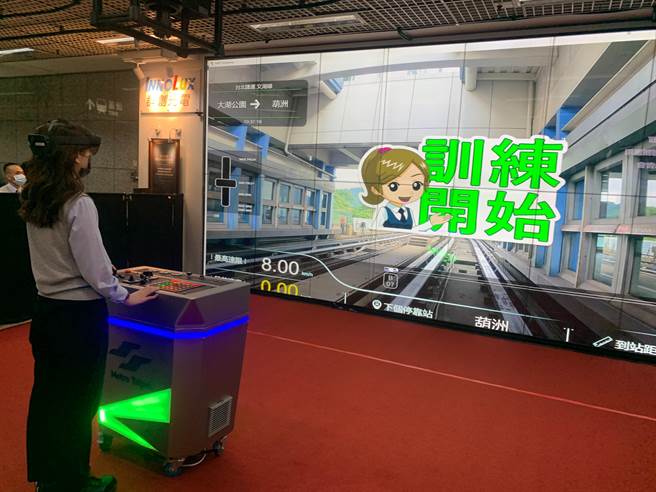 台北捷运今年携手工研院团队，首度将MR（混合实境）应用在司机员训练中，推出「文湖线电联车MR扩增虚拟运用」，让司机员透过智慧眼镜和仿真面板进入虚拟情境中，练习启动列车、加减速、停靠站等技能。（黄婉婷摄）