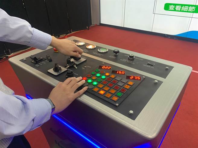 蘇文昭表示，打造出仿真駕駛面板、MR智慧眼鏡後，即可將智慧眼鏡中的虛擬情境疊合至駕駛面板，結合視覺、觸覺、聽覺。（黃婉婷攝）