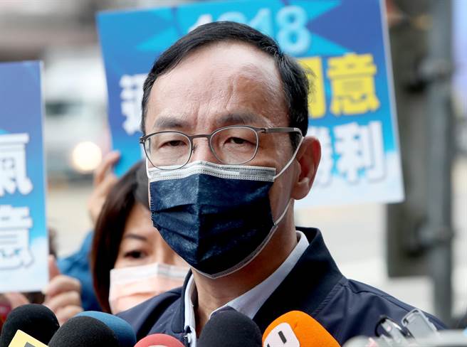 国民党主席朱立伦1日赴汐止市出席「1218场 公投全台街讲」宣讲，针对国民党中央委员黄觐伟对立委高嘉瑜遭暴力胁迫不当发言表示，党中央已经严正谴责，而且要求立即道歉，也会研拟党纪的处分，我们对于任何的暴力零容忍。对于民进党也有人恶意攻击高嘉瑜，同时也要请蔡英文主席站出来严正谴责。（郑任南摄）