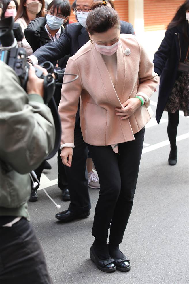 经济部长王美花1日前往立法院备询，由于迟到而没有接受媒体访问，一路跑给记者追，结果鞋子被踩掉了又回头穿上。（姚志平摄）