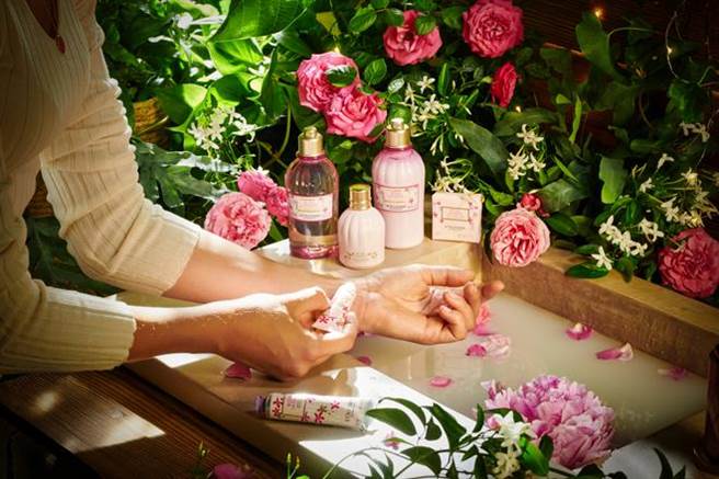 歐舒丹茉莉玫瑰限量香氛系列情境照 。（歐舒丹提供）