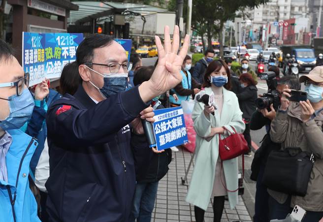 国民党主席朱立伦1日赴汐止市出席「1218场 公投全台街讲」宣讲，对着街上的民眾大声宣讲对四项公投投下同意票。（郑任南摄）