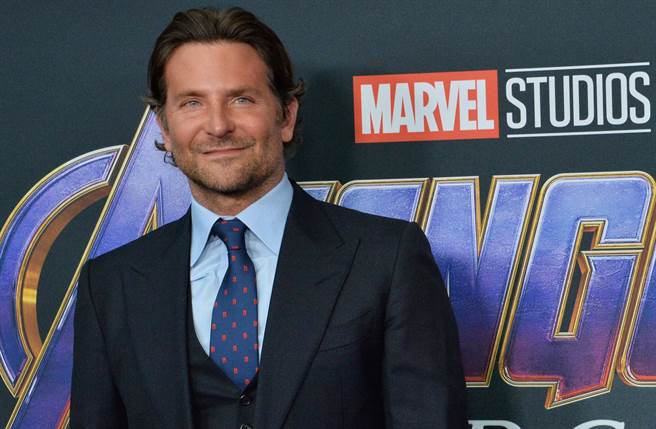 男神布莱德利库柏当街遇持刀歹徒，表示很难不惊恐逃跑，但他因为转身对歹徒拍了一张照，成功吓跑对方。(图／达志提供)