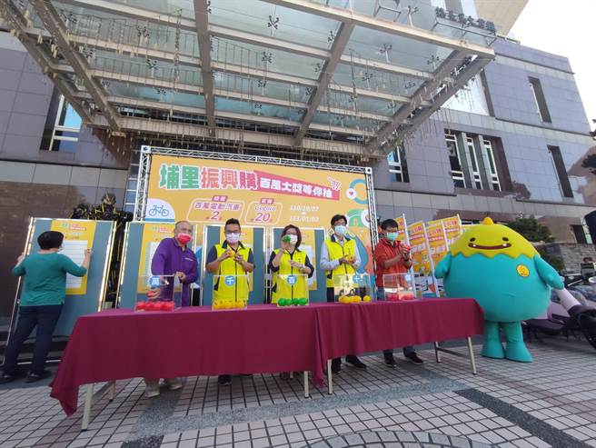 1日埔里镇长廖志城率先抽出第一阶段奖品，一口气抽了10辆的Gogoro电动机车，中奖名单也公布在公所网站。（吴建辉摄）