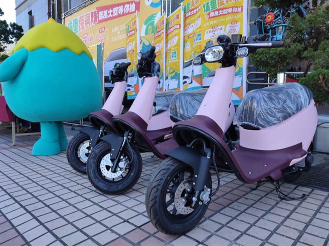 10月推出游客消费满百就能扫描QRCode参加抽奖，20台的电动机车，还有2辆价值百万的电动汽车等你来抽。（吴建辉摄）