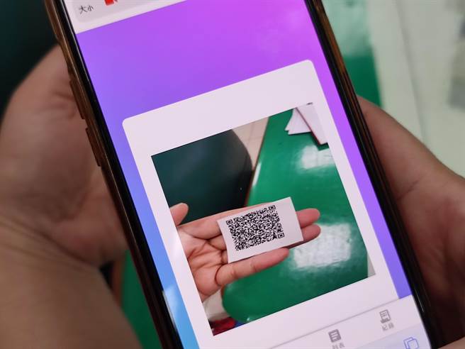 若家中有长辈较不懂的民眾，也建议交给年轻的子女来协助抽奖，或是直接到公所来，交由公所同仁协助，完成抽奖登记。（吴建辉摄）