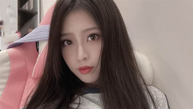 Yumi.k近日在網路上曬出疫苗認證照，火辣的好身材立即吸引目光。（圖／IG@yumibb8888）