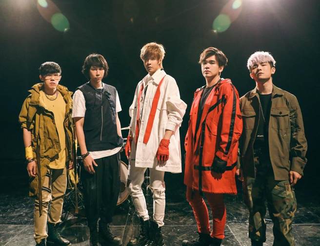 八三夭代言经典格斗游戏并演唱主题曲。「KKLIVE」提供