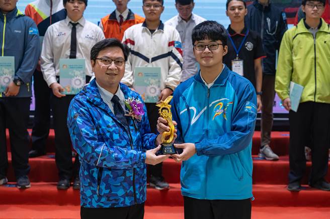 室内配线选手陈仕勛荣获金手奖接受教育部廖兴国主任秘书颁奖。（东势高工提供／王文吉台中传真）