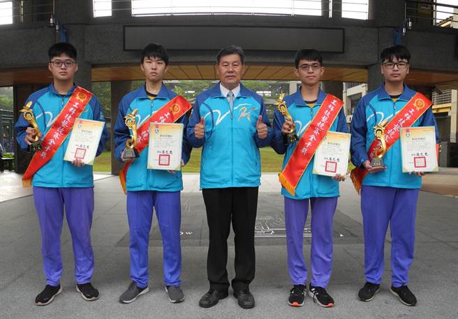 东势高工学生参加110学年度工科技艺竞赛，荣获4座金手奖与校长周文松合影。（东势高工提供／王文吉台中传真）