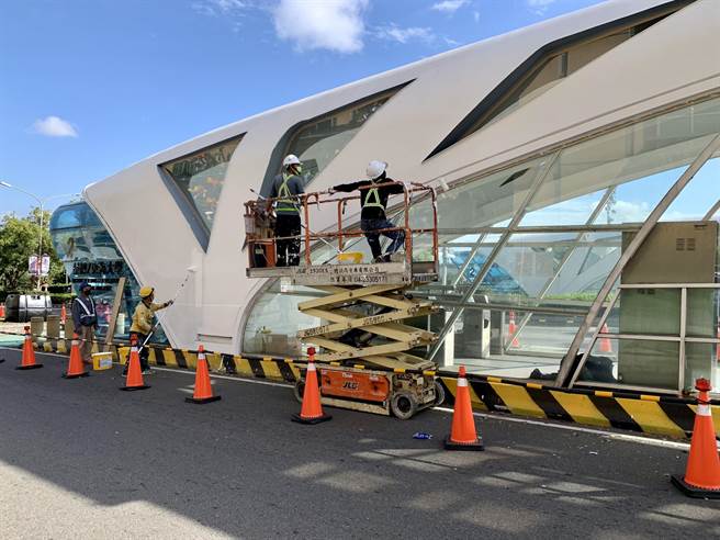 台湾大道白海豚公车站体美化工程，封闭台中荣总站及澄清医院公车站。（陈淑华服务处提供／卢金足台中传真）