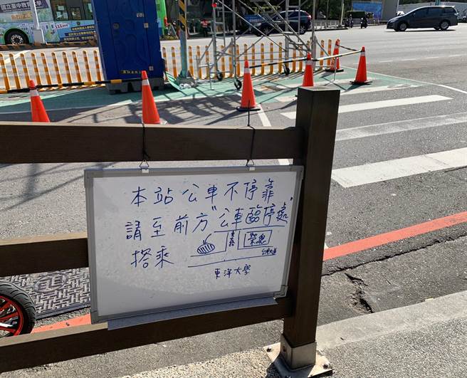 台中市议员陈淑华1日表示，搭公车看诊民眾抱怨标示不清、找不到搭车点，还有公车司机不知怎么停过站而去，宣导不清不楚。（陈淑华服务处提供／卢金足台中传真）