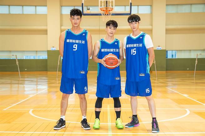 R纪言恺领、王新凯、黄柏峰挑战三对三斗牛。（TVBS提供）