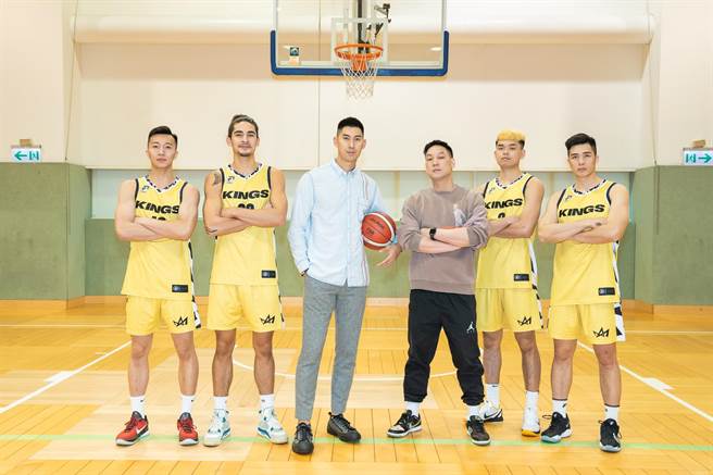 左起简佑哲、张文平、毛加恩、陈世念、陈俊男、林力仁。（TVBS提供）