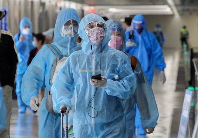 不甩侯友宜、專家呼籲恢復14天防疫旅館檢疫，陳時中表示，春節7+7已經定案。圖為桃園機場。（陳麒全攝）