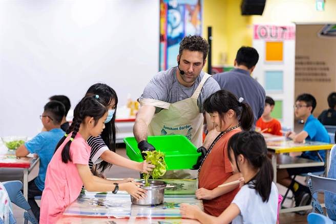 过去三年新北外籍教师从59位增为112位。（新北市教育局提供）