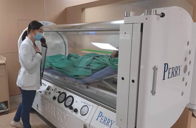 即时的高压氧治疗可帮助缓解一氧化碳中毒的症状。（大千医院提供／谢明俊苗栗传真）