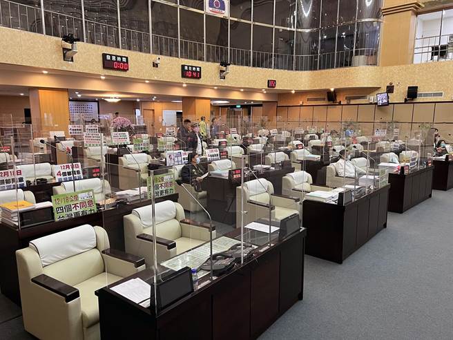 台南市议会定期会最后一天变更议程审查预算，但议场却「等呒人」。（洪荣志摄）