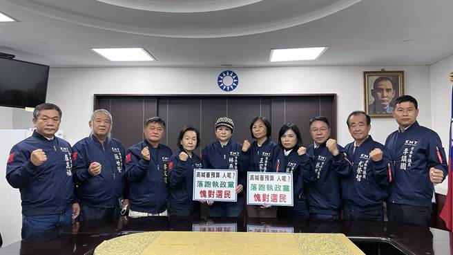 台南市议会国民党团议员举手板抗议民进党又再度当家闹事，导致此次大会在人数不足无法审查预算之下散会闭幕。（国民党团提供／洪荣志台南传真）