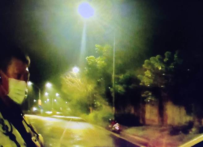 施男喝酒喝到自摔，还瞎掰是因为看到黑影才吓到跌倒。（翻摄照片／洪靖宜高雄传真）