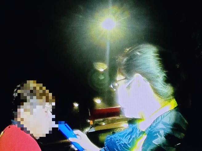 施男喝酒喝到自摔，还瞎掰是因为看到黑影才吓到跌倒。（翻摄照片／洪靖宜高雄传真）