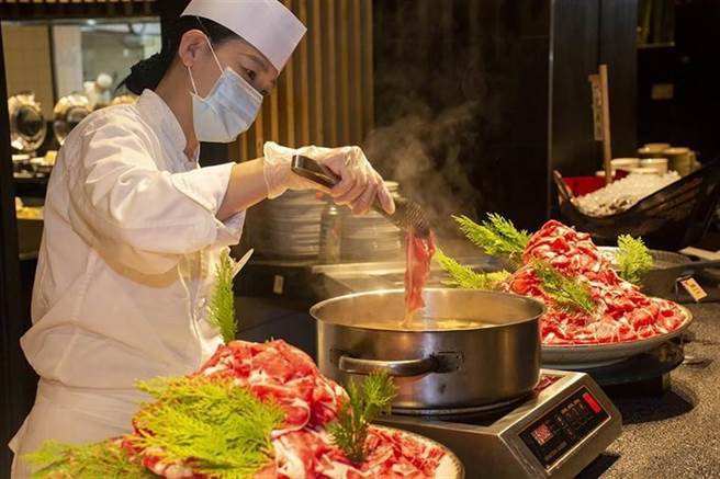 欣叶日本料理的「牛肉寿喜烧」，融合咸香甘甜滋味，现涮现食让人意犹未尽。（资料照／欣叶集团提供）