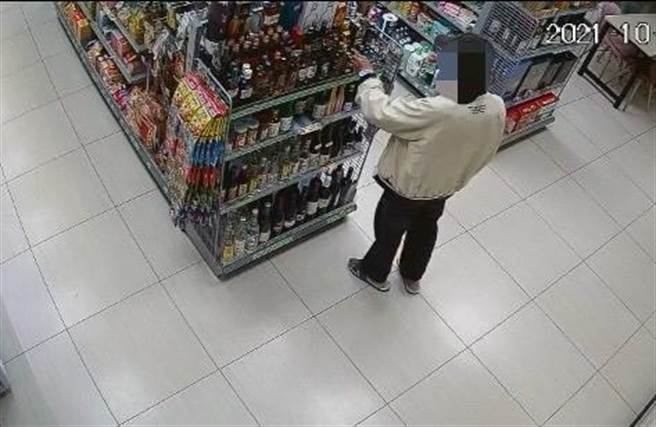 赖姓酒空贼涉嫌连续到大湖乡某便利商店偷酒喝，被店内监视器拍得一清二楚。（大湖警分局提供／谢明俊苗栗传真）