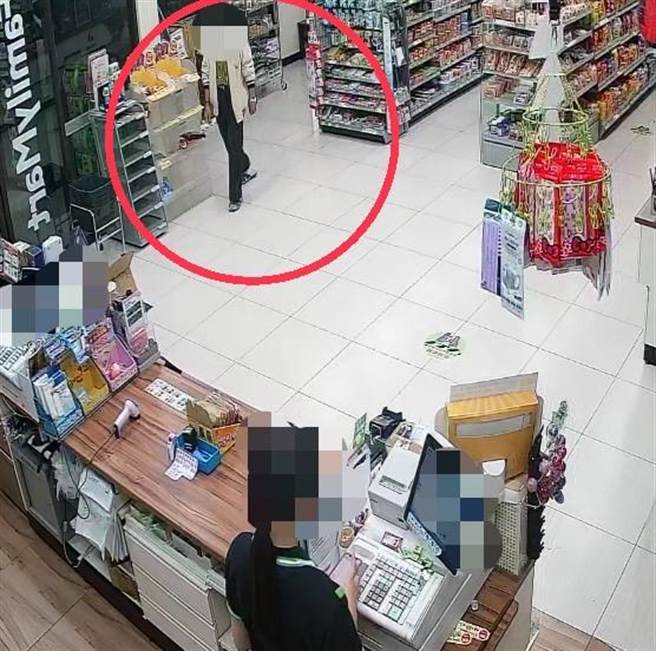 赖姓酒空贼涉嫌连续到大湖乡某便利商店偷酒喝，被店内监视器拍得一清二楚。（大湖警分局提供／谢明俊苗栗传真）