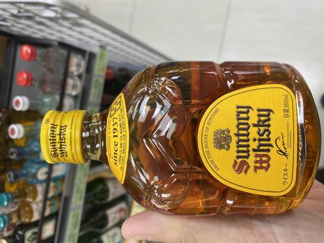 赖姓酒空贼涉嫌连续到大湖乡某便利商店偷酒喝，窃走的酒类琳琅满目。（大湖警分局提供／谢明俊苗栗传真）