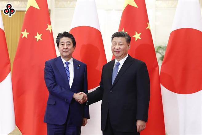 于海龙：安倍回归，对中日关系投下阴影。图为2019年12月23日中国国家主席习近平在北京人民大会堂会见时任日本首相安倍晋三。（中新社）