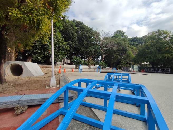 南投首座宠物公园，预计在月底正式启用，草屯宠物公园就位在草屯演艺厅后方，公所为节省开支，将旧公园重新打造，斥资近百万打造适合宠物的活动空间，让毛小孩可以在公园尽情放电。（吴建辉摄）