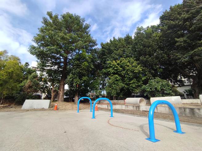 草屯宠物公园基地面积约280坪，专属的园区设有钢构围网，设施包括波浪栈道、水管屋、跳圈圈等等，让毛小孩可以解开绳索尽情奔跑，放电。（吴建辉摄）