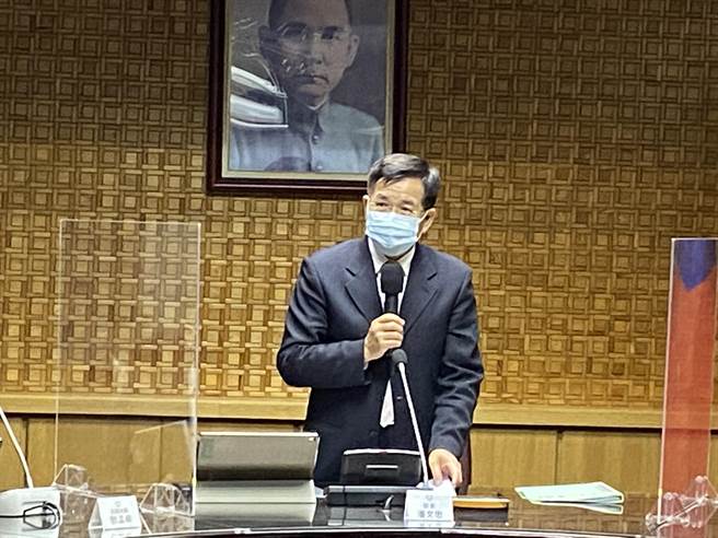 教育部長潘文忠表示，111學年起，本土語文教學從國小延伸到國中及高中。（林志成攝）