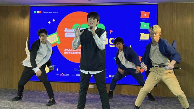 台南市政府公布今年耶诞跨年演唱会的卡司，偶像街舞男团B.T.O.D特地到场表演。（洪荣志摄）