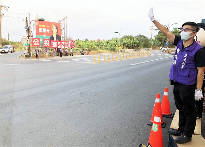 立委鍾佳濱站上街頭講述公投4個不同意理念，爭取選民認同。（林和生攝）