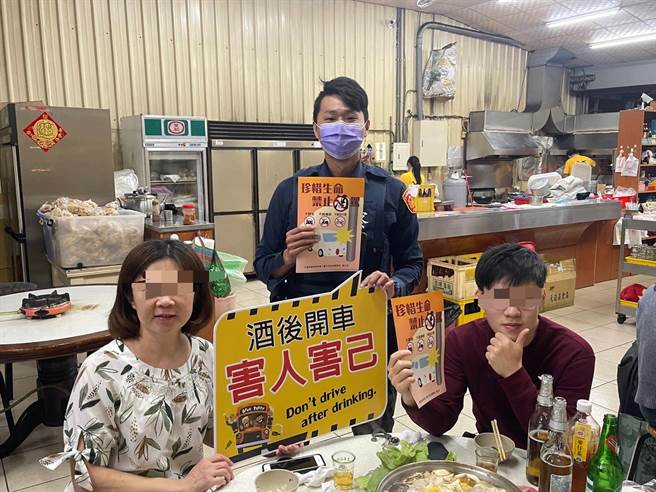 台中市第二分局前往轄內知名薑母鴨店，協助店家建立酒後代駕及計程車接送名冊，並向來店客人宣導聚會宴飲酒後勿開車。（台中市第二分局提供／馮惠宜台中傳真）