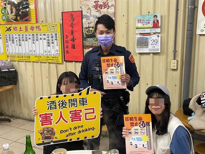 台中市第二分局前往轄內知名薑母鴨店，協助店家建立酒後代駕及計程車接送名冊，並向來店客人宣導聚會宴飲酒後勿開車。（台中市第二分局提供／馮惠宜台中傳真）