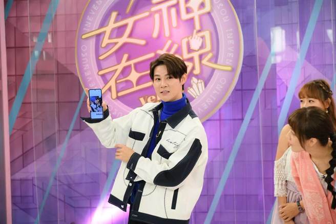 夏和熙主持的網路美妝節目，將第一手流行資訊介紹給觀眾。（三立提供）