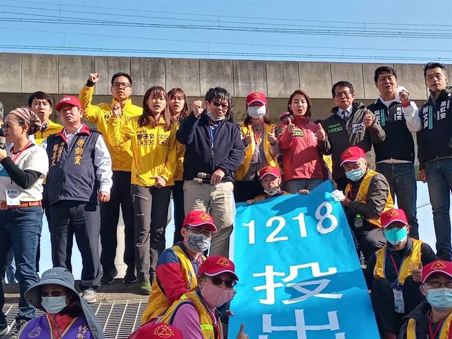 台湾乾净水行动联盟及其他公民团体联合各党派民代，呼吁新竹市民在公投当天前往投票，盼成功订定废污水管理自治条例。（邱立雅摄）