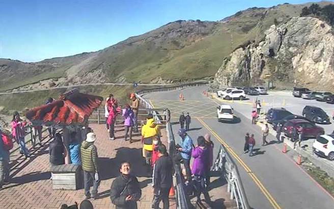 今晨6点14分合欢山气温0.5度，虽未降雪，但高山上仍可嗅出空气中的冷冽气息。图为武岭亭游客络绎不绝。（王志伟翻摄）