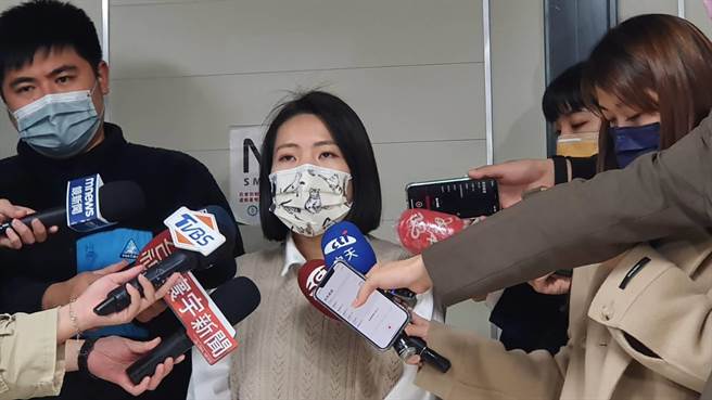 台北市議員徐巧芯下午接受媒體聯訪。（黃婉婷攝）