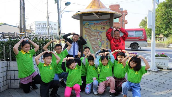 高雄弥陀区南安国小校长李安世（后排左起）、说唱艺术老师曹锡荣带领学生录制影音地图。（曹锡荣老师提供／林瑞益高雄传真）