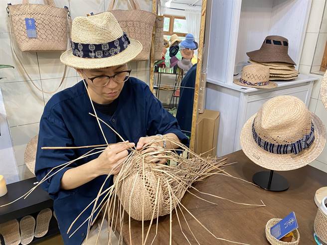 進駐審計新村的「溪泉」郭佳琳，發揚爺爺1947年開店以來經營的藺草編織草蓆、草帽工藝，藺草加進創意與巧思。（台中市府提供／盧金足台中傳真）