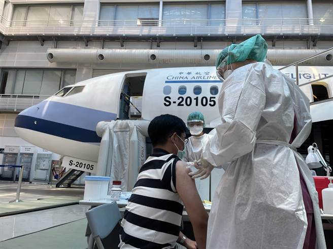華航長期積極推廣接種流感疫苗，除規劃公司內部駐點施打，也補助員工自費接種。（華航提供）