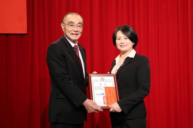 辅导会冯世宽主委亲自颁发廉政楷模奖状予台北荣家史恩华护理师宣导(台北荣家提供)。